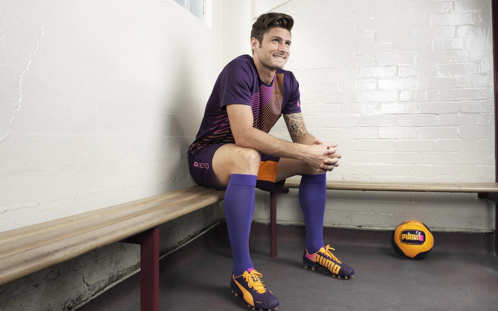 冰球联赛激战正酣，豪门对决引爆球迷热情，新秀表现抢眼