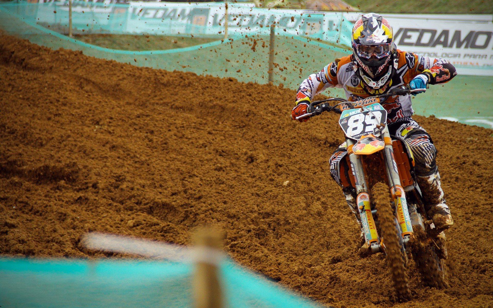 中国速度滑冰队备战冬奥会，新星崛起再创佳绩